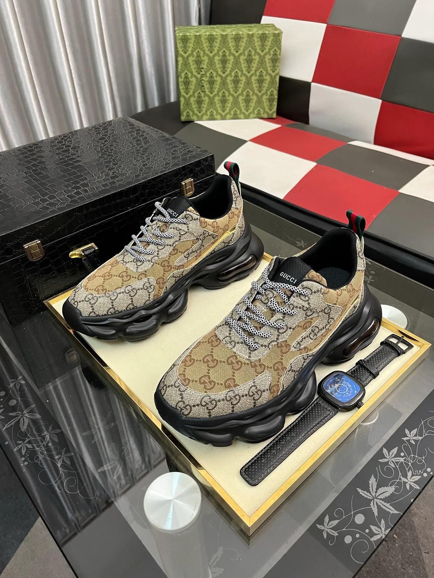 Men's shoes💰438⌚️⌚️[Gucci] Gucci's new men's genuine leather casual shoes, the highest version on the market, any comparison is welcome🆚! The original leather has excellent texture and is super high-end! Fetal sheep net lining imported from Italy, removable pad! Luxurious materials and fine workmanship, highly recommended! Code number: 38-444️⃣Colors available
